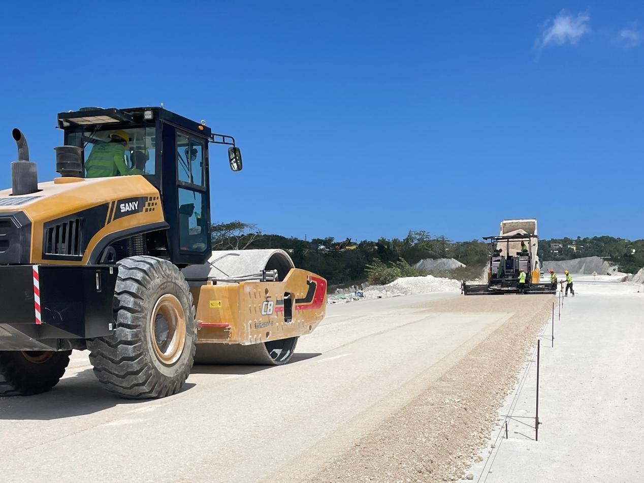 圖為中企承建的牙買加蒙特哥貝繞城路項目基層試驗段正在進行攤鋪和碾壓施工，相關(guān)施工工作已于日前順利完成。中國港灣美洲區(qū)域公司供圖
