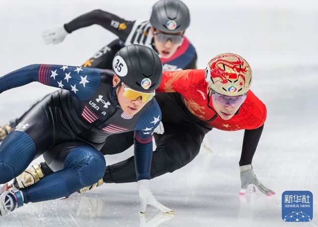 中國(guó)隊(duì)選手劉少昂(右)在比賽中。新華社記者 孫非 攝