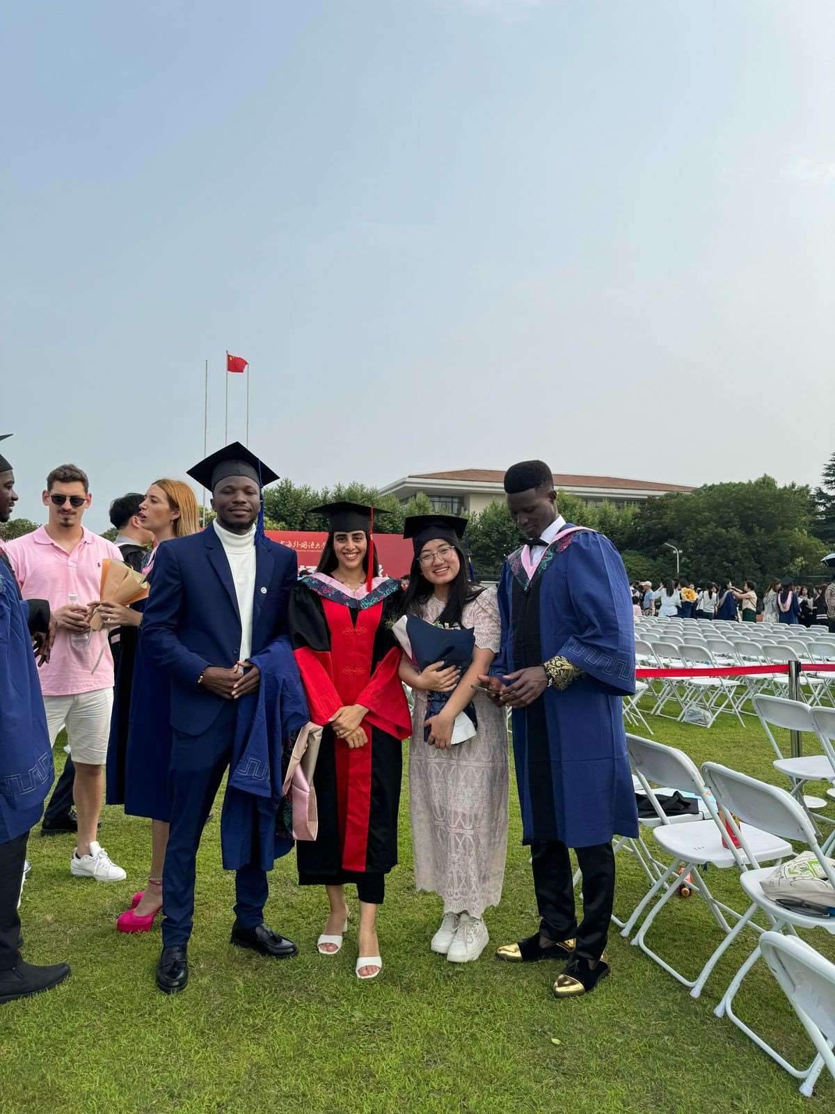 卡友琪（右三）在中國獲得學(xué)位后與同學(xué)合影。受訪者供圖