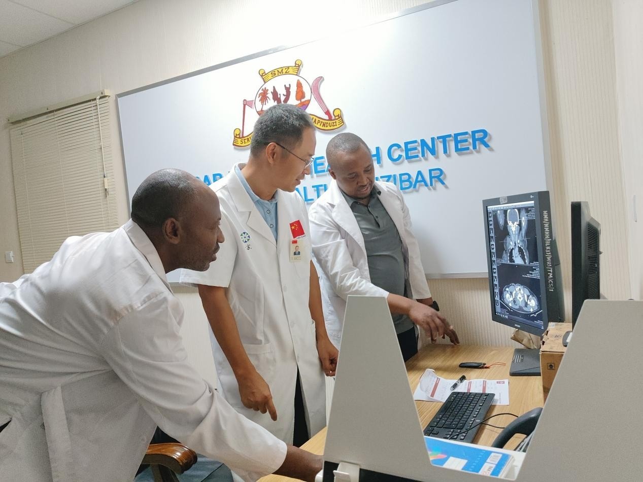 張建東主任指導當?shù)蒯t(yī)生進行影像分析 中國援桑醫(yī)療隊 供圖