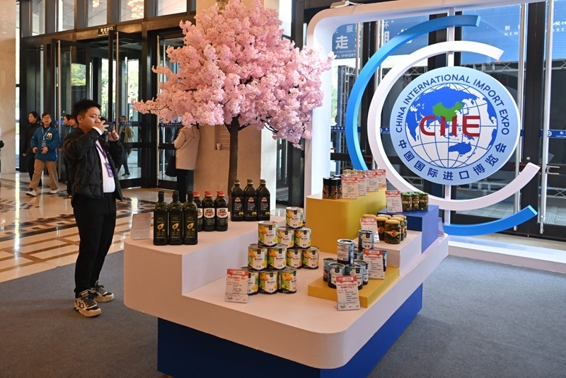 參會(huì)嘉賓在“進(jìn)博會(huì)走進(jìn)湖北”活動(dòng)主題推介會(huì)展區(qū)拍攝。人民網(wǎng)記者 翁奇羽攝