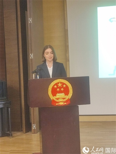 意方學(xué)生代表白綺花發(fā)言。人民網(wǎng)記者 鄭彬攝