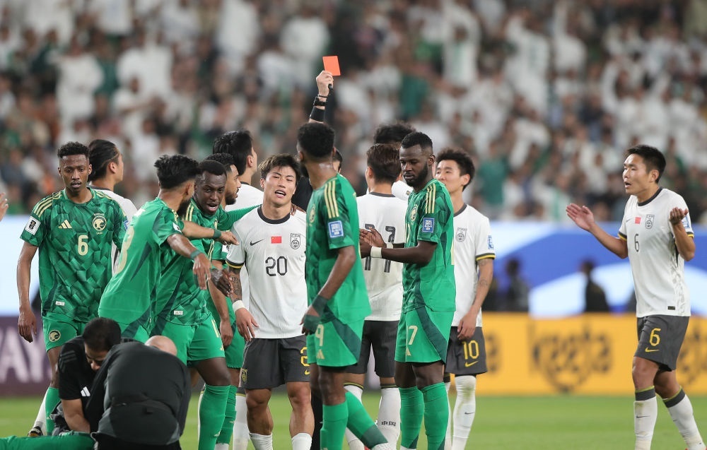 3月20日，主裁判向中國(guó)隊(duì)球員林良銘出示紅牌。新華社記者 王東震 攝