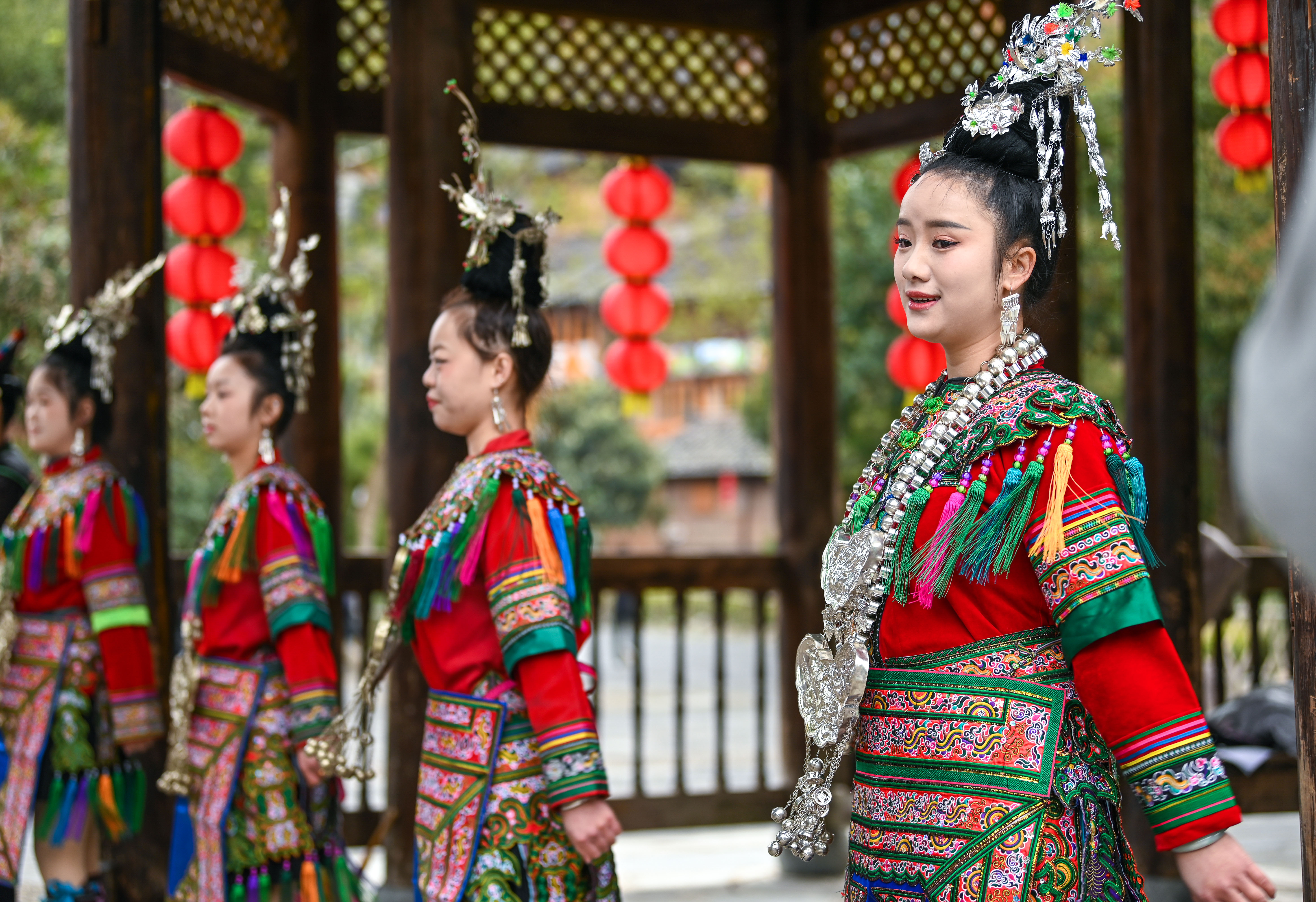  2025年3月18日，侗族群眾在貴州省黎平縣肇興侗寨給游客演唱侗族大歌。