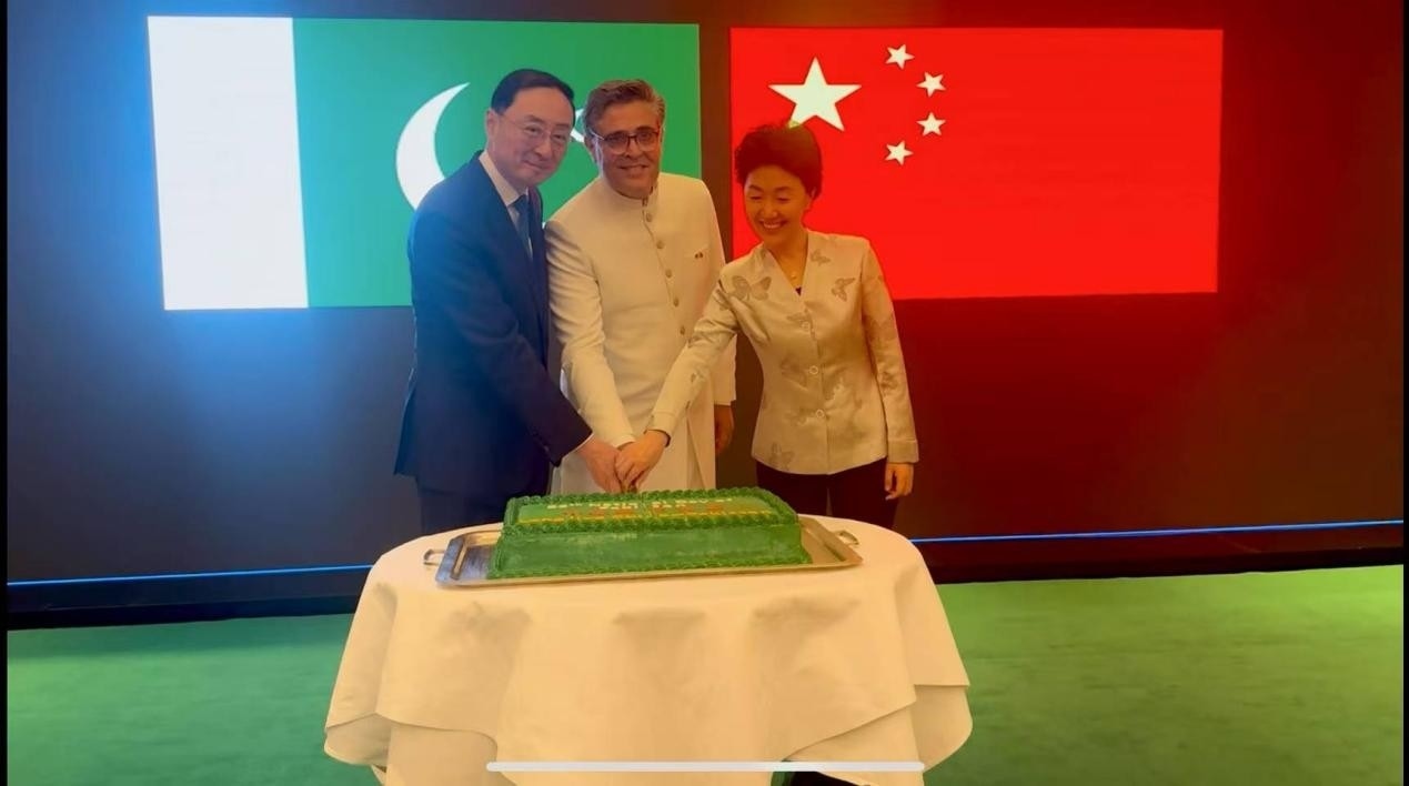 外交部副部長孫衛(wèi)東（左）、巴基斯坦駐華大使卡里爾·哈什米（中）、中聯(lián)部副部長孫海燕（右）共切蛋糕。巴基斯坦駐華大使館供圖