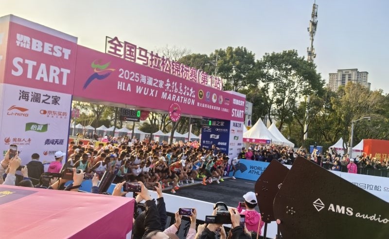 參賽選手沖出起跑線。 人民網(wǎng)記者 楊磊攝