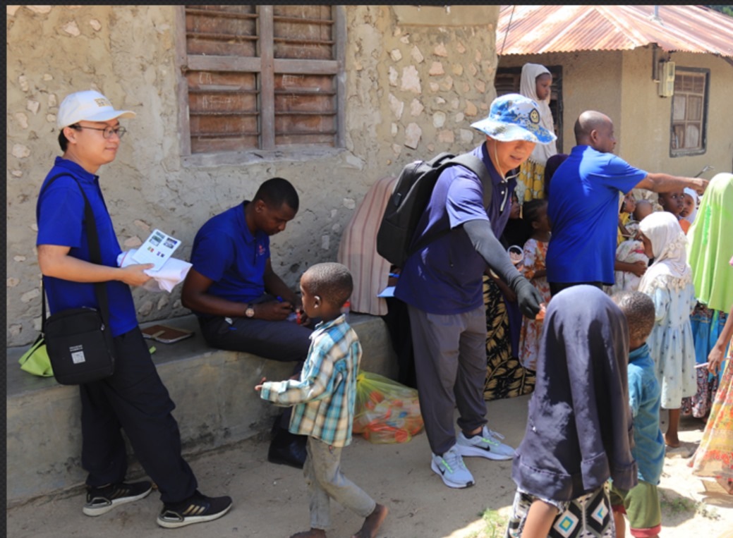 專(zhuān)家組向村民發(fā)放健康教育手冊(cè)和健康教育用品。專(zhuān)家組供圖