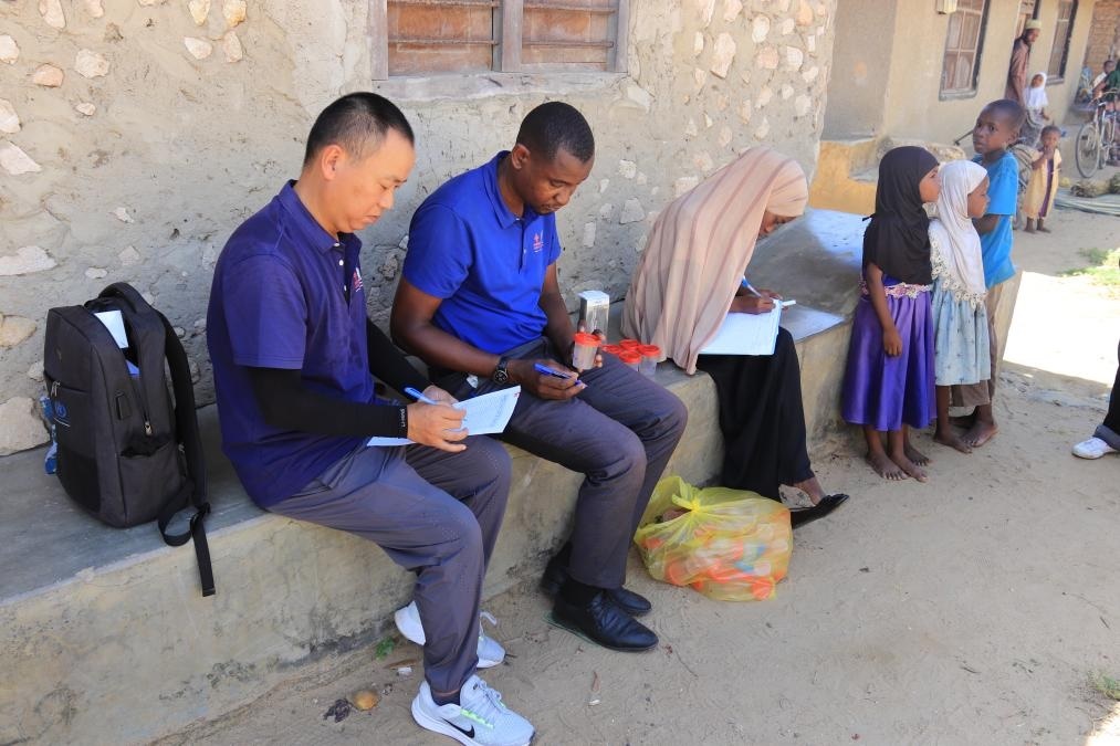 專(zhuān)家組指導(dǎo)非方疾控人員開(kāi)展疾病篩查工作。專(zhuān)家組供圖