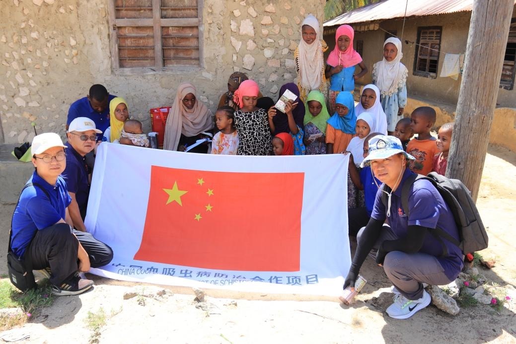 專(zhuān)家組與當(dāng)?shù)卮迕窈嫌?。?zhuān)家組供圖