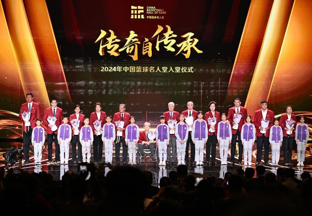 3月23日，在場的各屆中國籃球名人堂入堂人物在入堂儀式上合影留念。新華社記者 陳鐘昊 攝