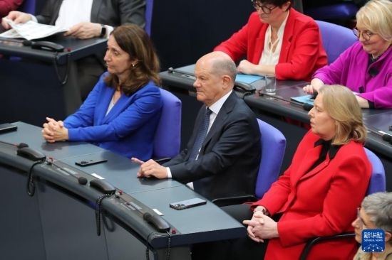 3月25日，在德國(guó)柏林，朔爾茨（中）出席新一屆德國(guó)聯(lián)邦議院首次全體會(huì)議。新華社記者 杜哲宇 攝