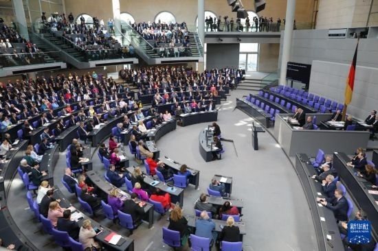 3月25日，在德國(guó)柏林，新一屆德國(guó)聯(lián)邦議院成立并召開(kāi)首次全體會(huì)議。新華社記者 杜哲宇 攝