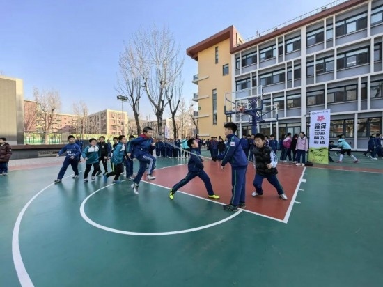 北京師范大學(xué)實驗小學(xué)開展跳繩比賽。