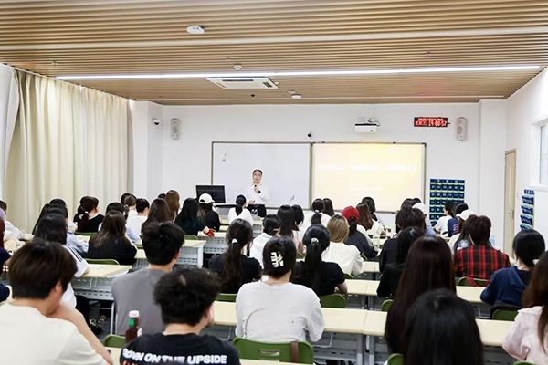 深圳職業(yè)技術大學黨委副書記、校長許建領為學生授課。學校供圖