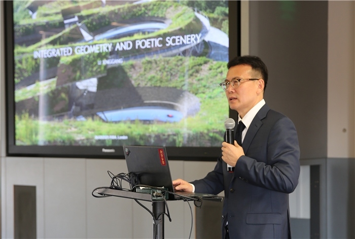 李興鋼院士做題為《勝景幾何》的主旨報(bào)告?；顒?dòng)主辦方供圖