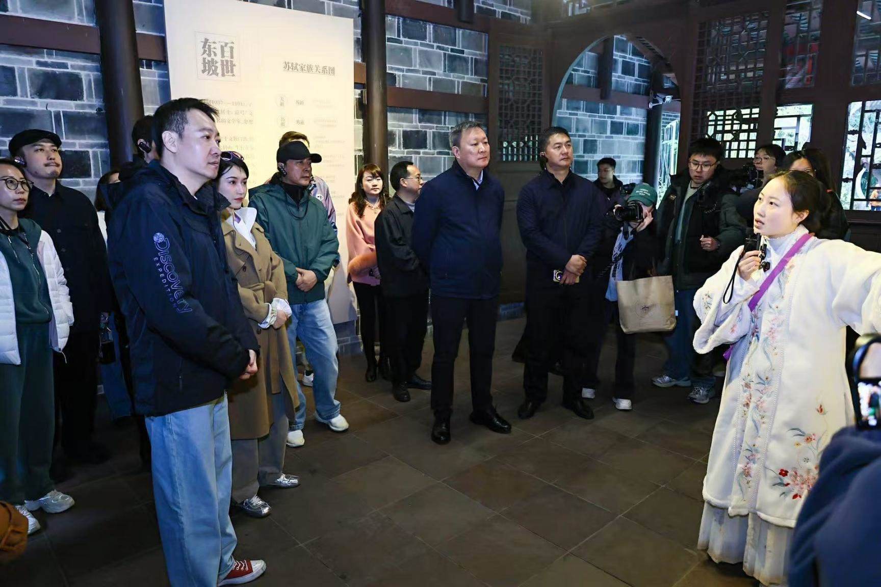 《蘇堤春曉》劇組在眉山三蘇祠參觀學(xué)習(xí)。受訪者供圖