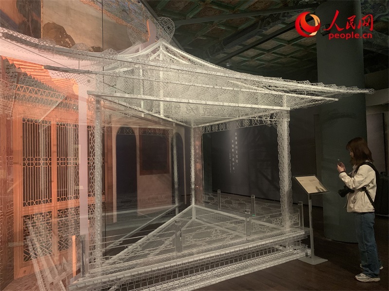 游客在故宮博物院參觀展覽。人民網(wǎng)記者 韋衍行攝