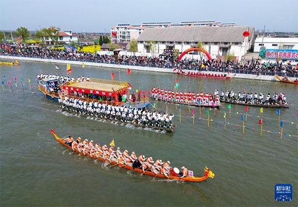 4月4日， 選手在參加茅山會(huì)船盛會(huì)（無(wú)人機(jī)照片）。新華社發(fā)（顧繼紅 攝）