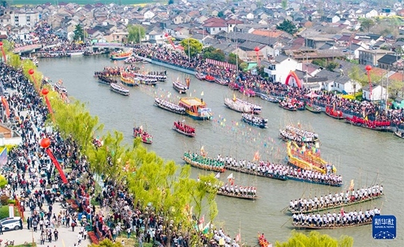 4月4日，選手在參加茅山會(huì)船盛會(huì)（無(wú)人機(jī)照片）。?新華社發(fā)（周社根 攝）