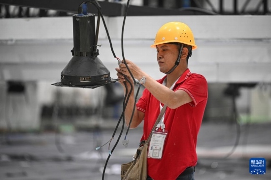 4月4日，工作人員在海南國際會展中心內(nèi)布設(shè)燈光。