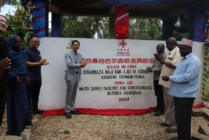 中國援助桑給巴爾血吸蟲病防治技術(shù)項(xiàng)目安全供水工程揭牌儀式日前在當(dāng)?shù)嘏e行。 施亮攝