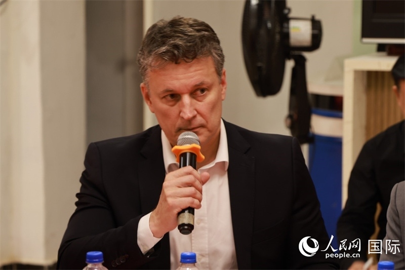 巴西中國(guó)友好協(xié)會(huì)主席恩里克·達(dá)諾布雷加在座談會(huì)上致辭。人民網(wǎng)記者 陳海琪攝