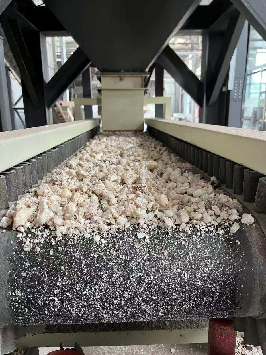 高純石英生產(chǎn)線。自然資源部供圖