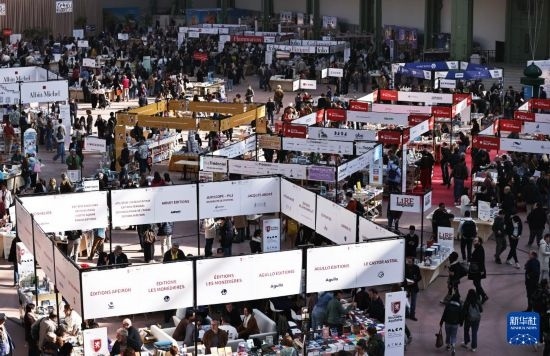 4月11日，人們?cè)诜▏屠璐蠡蕦m參加2025巴黎書展。新華社記者 高靜 攝