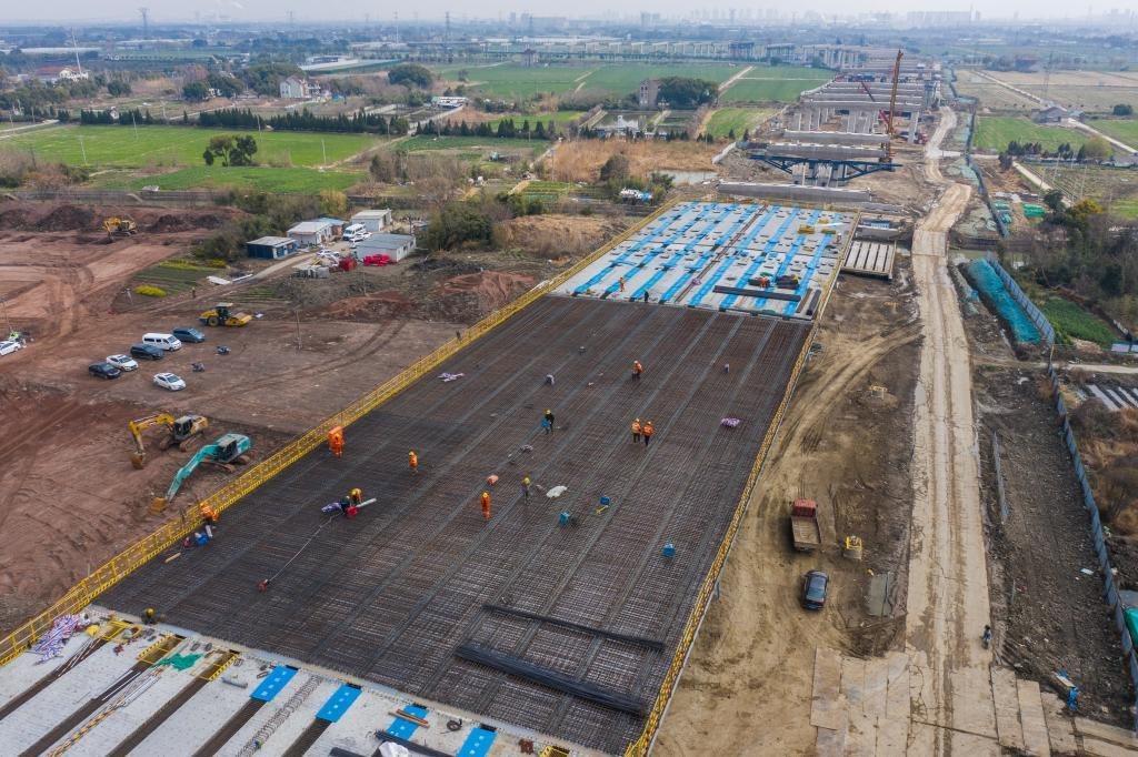 3月7日，在524國道秀洲王江涇至新塍公路工程TJ02標(biāo)段，作業(yè)人員正在進(jìn)行60米鋼混組合梁現(xiàn)澆橋面板鋼筋焊接及綁扎作業(yè)（無人機(jī)照片）。新華社記者 徐昱 攝