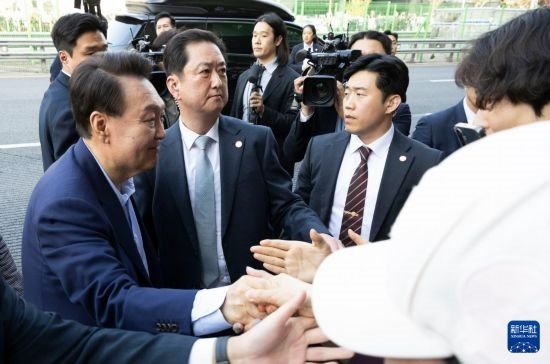 4月11日，韓國(guó)前總統(tǒng)尹錫悅（左一）在離開(kāi)首爾漢南洞官邸時(shí)與支持者握手。新華社發(fā)（全休相攝）