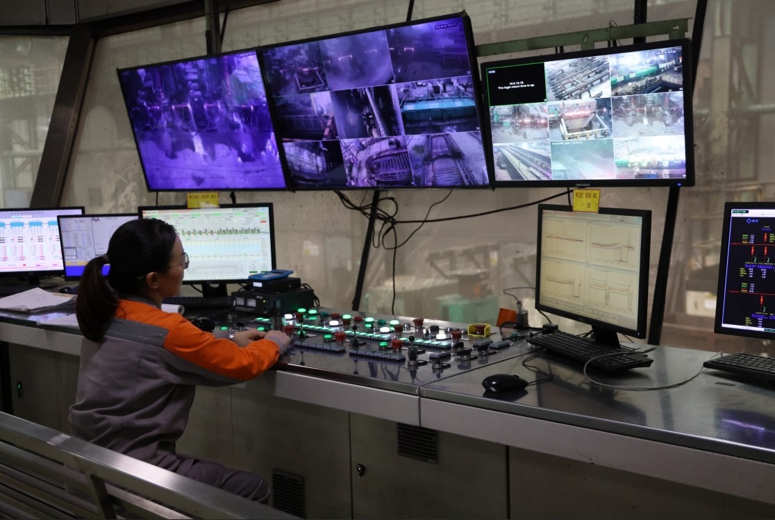 工作人員在馬中關(guān)丹產(chǎn)業(yè)園內(nèi)的聯(lián)合鋼鐵生產(chǎn)車間內(nèi)工作。（人民日報記者楊一 攝）