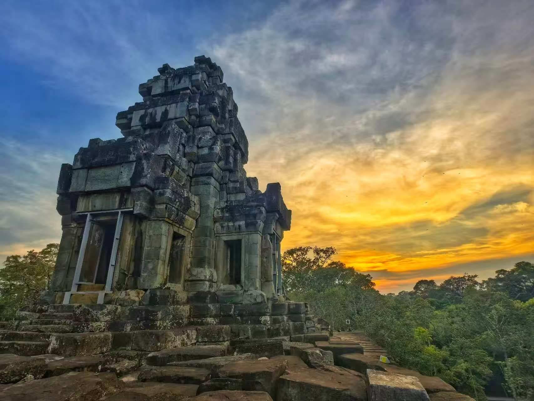 由中國專家修復(fù)的茶膠寺最高處的砂巖塔。（人民日?qǐng)?bào)記者強(qiáng)薇 攝）