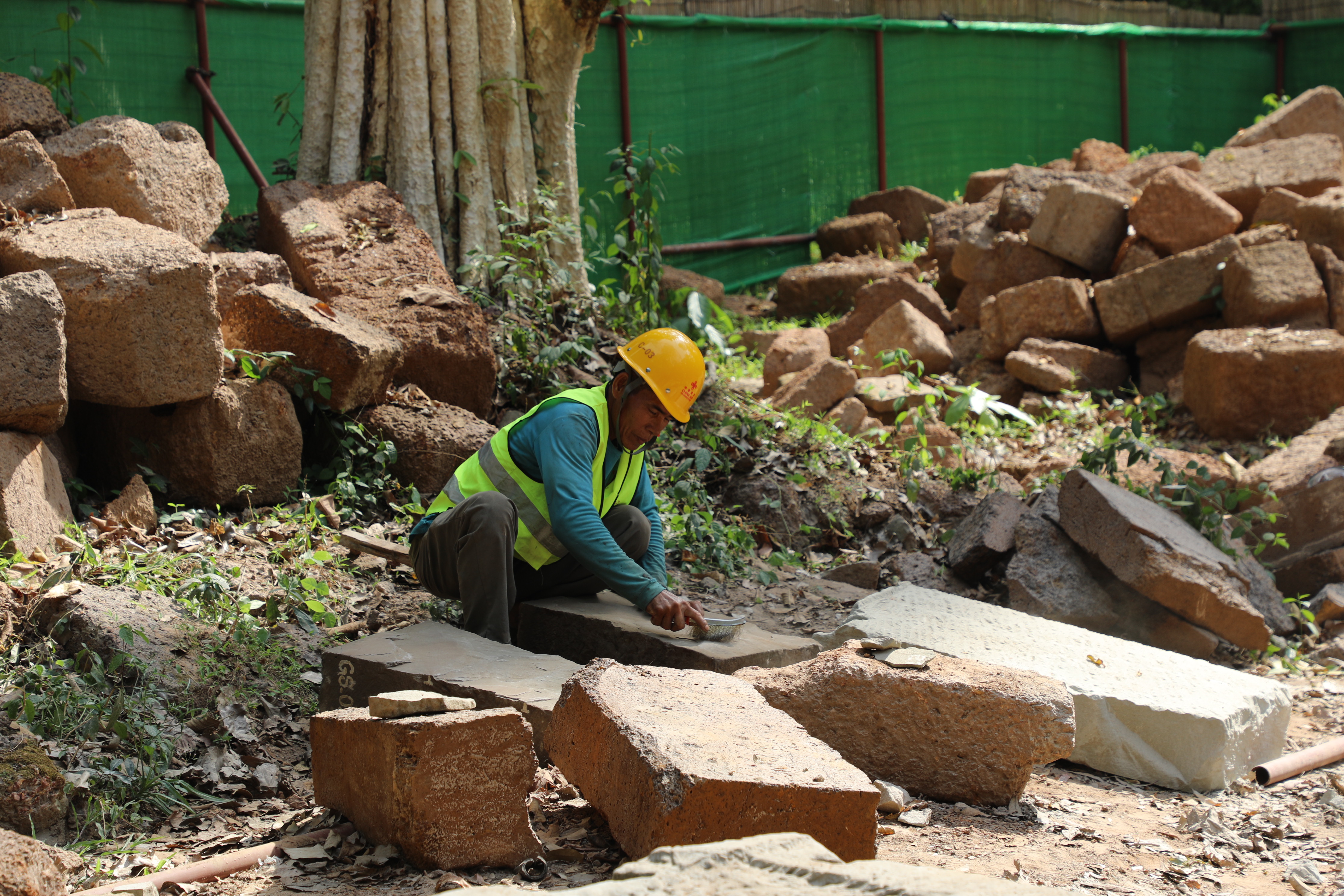一名柬埔寨工人正在王宮遺址修復(fù)現(xiàn)場工作。（人民日?qǐng)?bào)記者曹師韻 攝）