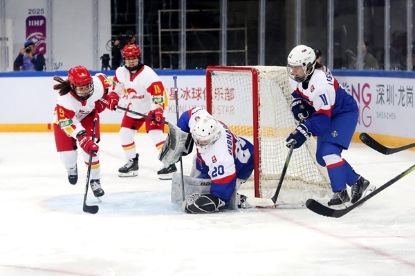 中國隊球員孔明會(左一)射門。圖片來源：中國冰球協(xié)會
