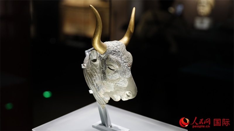 公牛頭型綠泥石來通杯。4月14日，來自希臘伊拉克利翁考古博物館的文物在故宮博物院展出。（人民網 張澤宇攝）