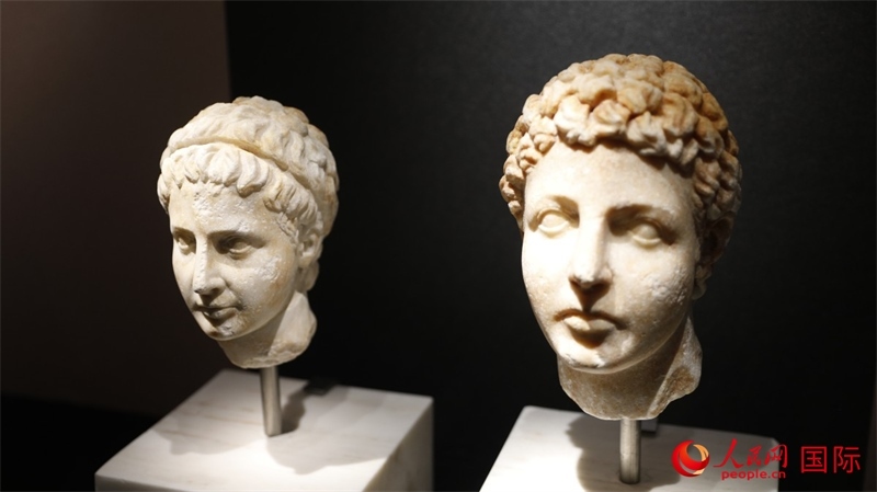 兄弟大理石頭像。4月14日，來自希臘伊拉克利翁考古博物館的文物在故宮博物院展出。（人民網 張澤宇攝）