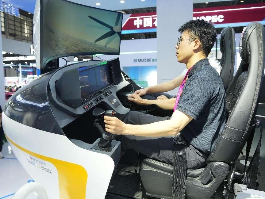 記者體驗(yàn)低空經(jīng)濟(jì)的應(yīng)用消費(fèi)場(chǎng)景。人民網(wǎng)記者 張力洋攝