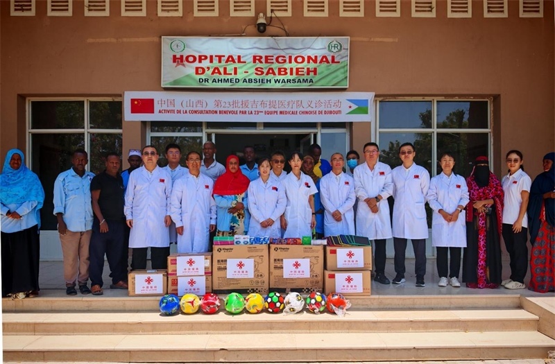 中國（山西）第23批援吉布提醫(yī)療隊在當(dāng)?shù)亻_展義診，并捐贈一批急需藥品。中國（山西）第23批援吉布提醫(yī)療隊供圖