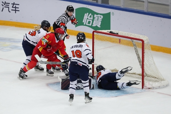 中國隊球員曲樂(左二)破門得分。圖片來源：中國冰球協(xié)會 此役中國隊首發(fā)陣容是詹佳慧、于柏巍、孔明會、趙啟男、曲樂、方新。比賽進行至2分43秒，荷蘭隊率先取得進球，1:0領(lǐng)先。失球后的中國隊打得更加積極主動，多次獲得射門機會，但可惜沒有破門得分。 第二節(jié)39分34秒，中國隊曲樂在王佳欣和孔明會的助攻下破門，將比分扳平，這也是中國隊在本屆賽事中取得的首個進球。 末節(jié)43分42秒，荷蘭隊球員勾人犯規(guī)，被判罰任意球。中國隊張夢瑩執(zhí)行并打進，2:1反超比分。最后階段，荷蘭隊撤下守門員，場上6人進攻但未能進球。最終，中國隊以2:1逆轉(zhuǎn)戰(zhàn)勝對手，取得本屆世錦賽首場勝利。 在昨日進行的另外兩場比賽中，奧地利隊3:2力克斯洛伐克隊，法國隊2:1戰(zhàn)勝丹麥隊。三輪比賽過后，奧地利隊三戰(zhàn)全勝領(lǐng)跑積分榜，斯洛伐克隊和法國隊2勝1負分列二、三位，丹麥隊和中國隊1勝2負排在四至五位，荷蘭隊三戰(zhàn)皆負積分墊底。