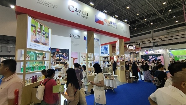 觀展者在各國展臺(tái)采購、咨詢。人民網(wǎng)記者 李彤?dāng)z