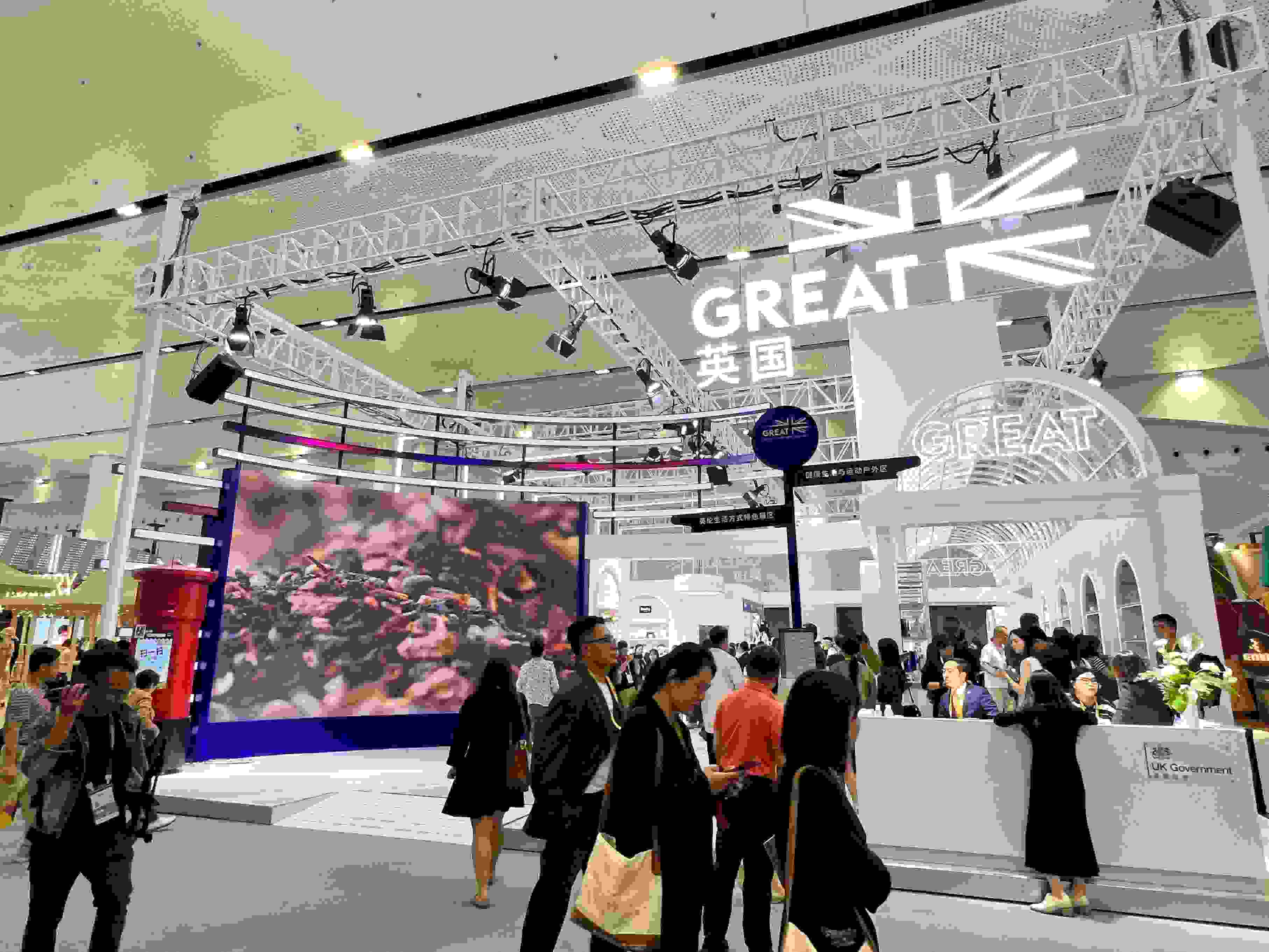 在消博會(huì)上，主賓國英國國家館開館。人民網(wǎng)記者 趙瞳攝