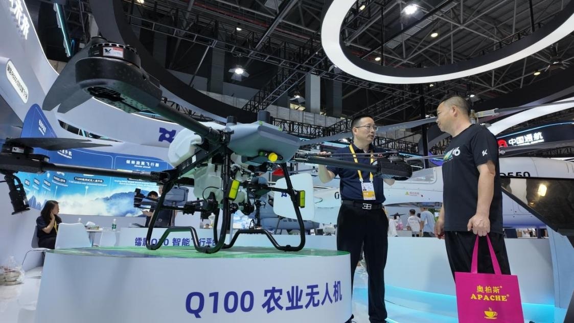 低空經(jīng)濟(jì)展區(qū)展出的農(nóng)業(yè)無人機(jī)裝備。人民網(wǎng) 歐陽易佳攝