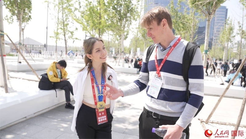 墨西哥的參賽選手阿蘭薩蘇?巴燕（左）與瑞士選手喬文韜。人民網(wǎng)記者 袁蒙攝