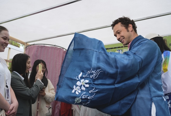 外國(guó)青年試穿漢服。中外語(yǔ)言交流合作中心供圖