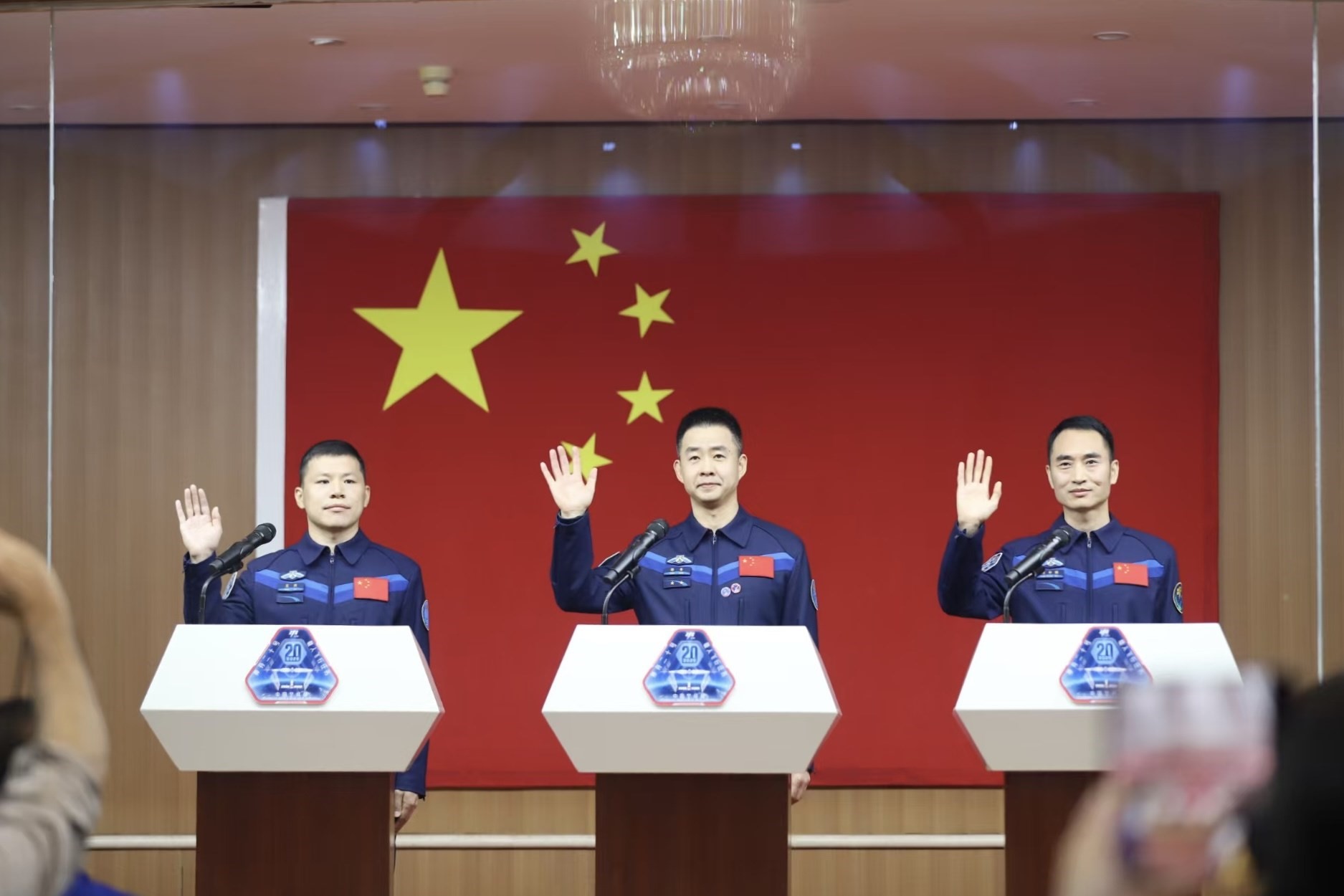 4月23日，神舟二十號航天員乘組在酒泉衛(wèi)星發(fā)射中心問天閣與中外媒體記者集體見面。人民網(wǎng)記者 黃帆攝