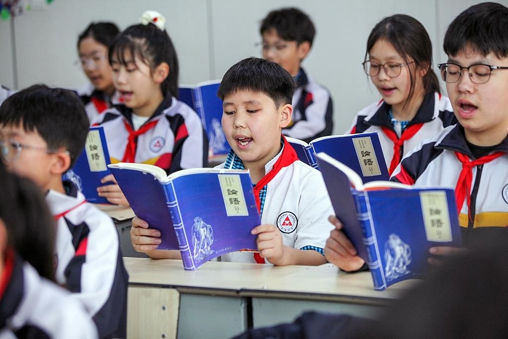 △2025年4月21日，河南焦作，學(xué)生們?cè)谡b讀《論語(yǔ)》。