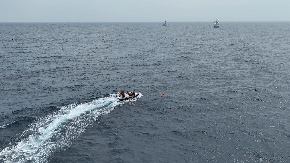 4月23日，中越海警開展海上聯(lián)合搜救演練，模擬營救落水人員。（中國海警供圖）