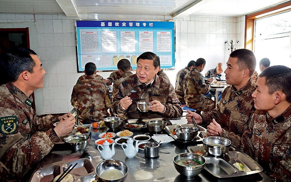 2014年1月26日，習(xí)近平主席專(zhuān)程來(lái)到內(nèi)蒙古軍區(qū)邊防某部，親切看望慰問(wèn)戍邊官兵。這是在連隊(duì)食堂，習(xí)近平主席同戰(zhàn)士們一起用餐。