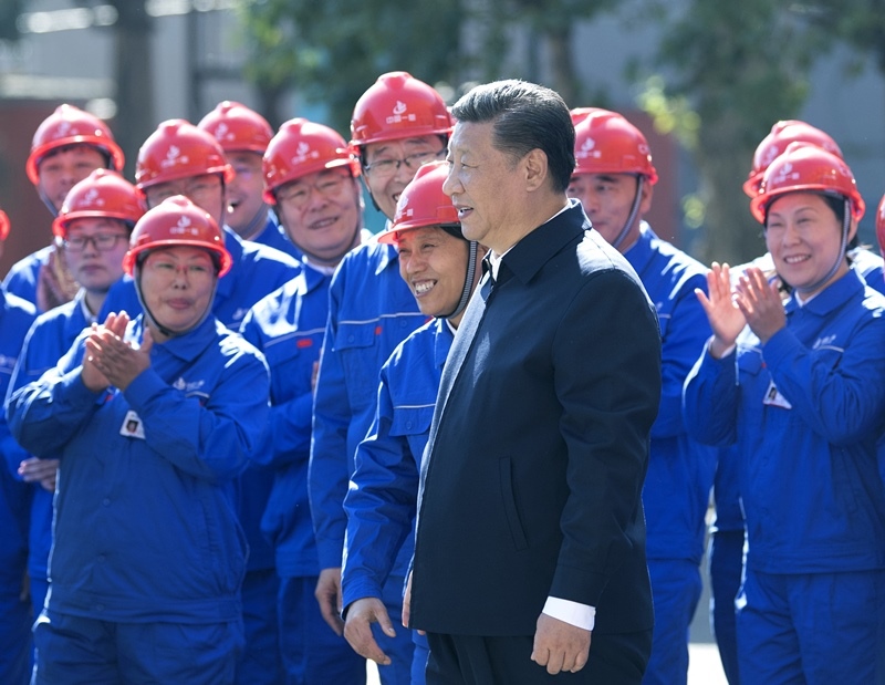 2018年9月26日，在中國一重集團，習近平總書記走到工人中間，同大家親切交流。