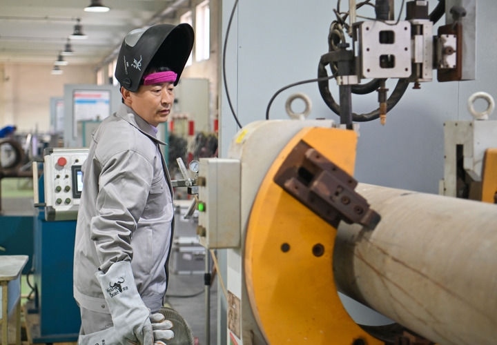 在中石化第四建設(shè)有限公司工匠學(xué)院，全國人大代表、中石化第四建設(shè)有限公司工匠學(xué)院焊接教練張振連操作自動焊機（2025年2月21日攝）。新華社記者 孫凡越 攝